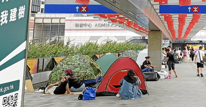 Abajo el centro de Hong Kong. En la otra página, un grupo de amigas que se reúne cada domingo.