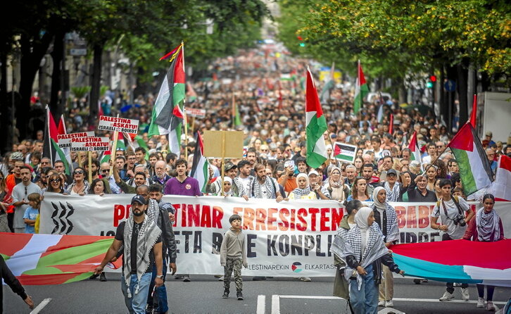 Miles de personas marcharon por el centro de Bilbo en apoyo al pueblo palestino.