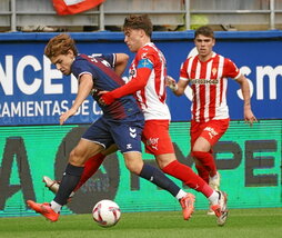 Pascual intenta llevarse el balón ante Méndez.