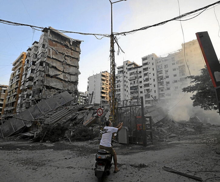 Un hombre fotografía los restos de un edificio bombardeado en el sur de Beirut.