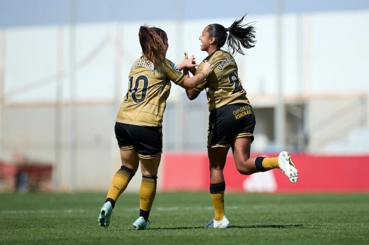 Eizagirre y Vanegas celebran el golazo de la colombiana.