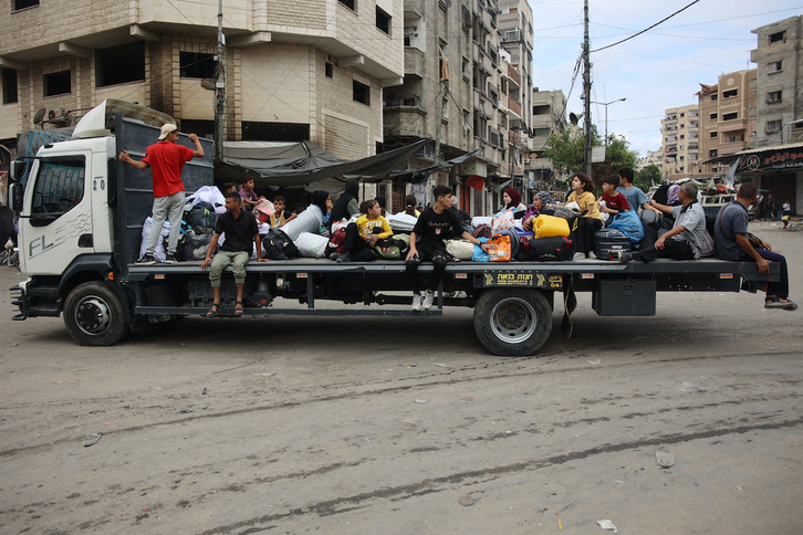 Desplazados del área de Jabalia llegan a la ciudad de Gaza.