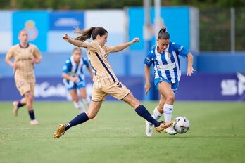 Patri Ojeda intenta frenar el avance de Iara Lacosta.