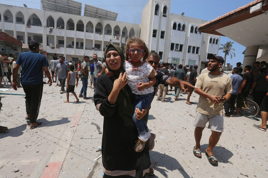 A pesar de que las escuelas se han convertido en «viviendas» y lugares de refugio, siguen siendo objeto de los ataques aéreos. Muchas de ellas son gestionadas por la Unrwa. En la imagen, una escuela bombardeada en Ciudad de Gaza.