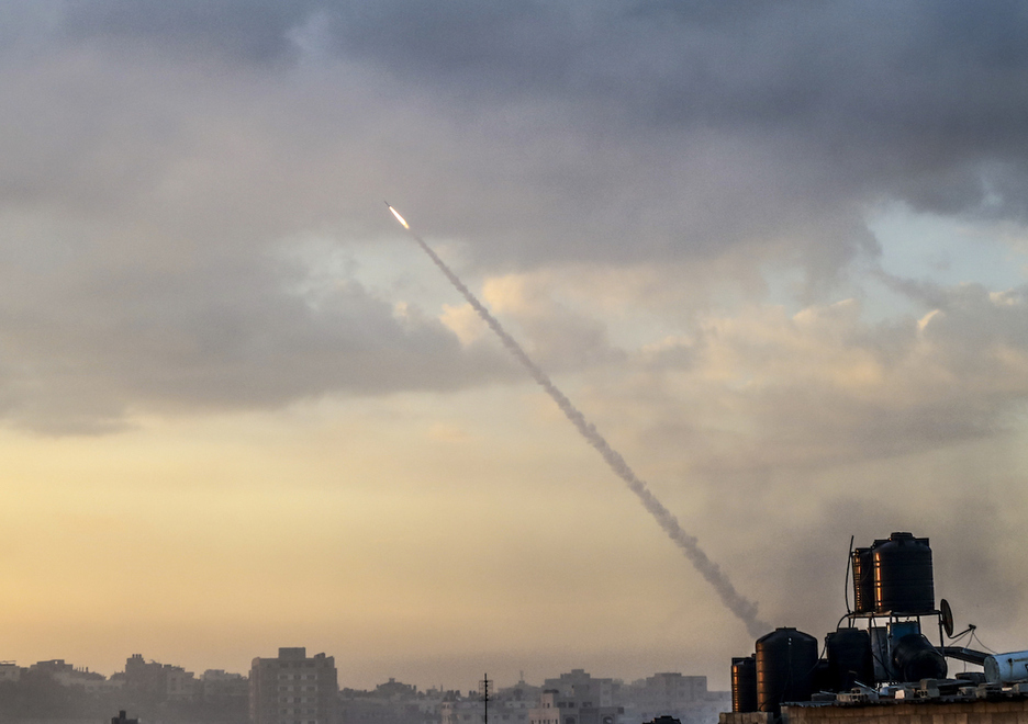 El sábado 7 de octubre de 2023, Hamas anunció la operación Diluvio de Al-Aqsa y el lanzamiento de unos 5.000 cohetes en veinte minutos. En la imagen se observa uno de los cohetes dirigidos a territorio israelí.