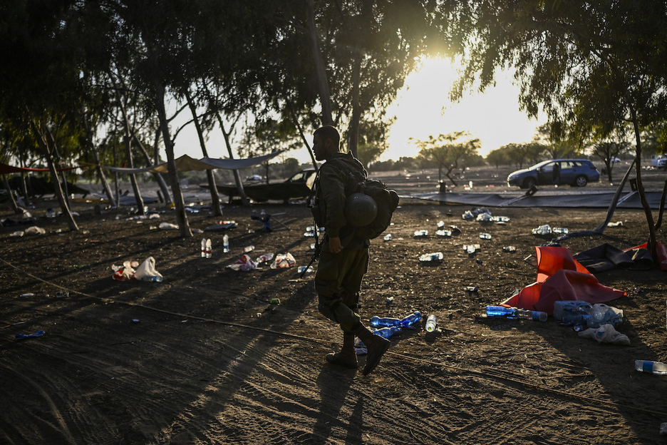 2023/10/12: Soldados israelíes inspeccionan el kibutz de  Beeri, a cinco kilómetros de Gaza y cerca del lugar donde se celebró el festival de música.