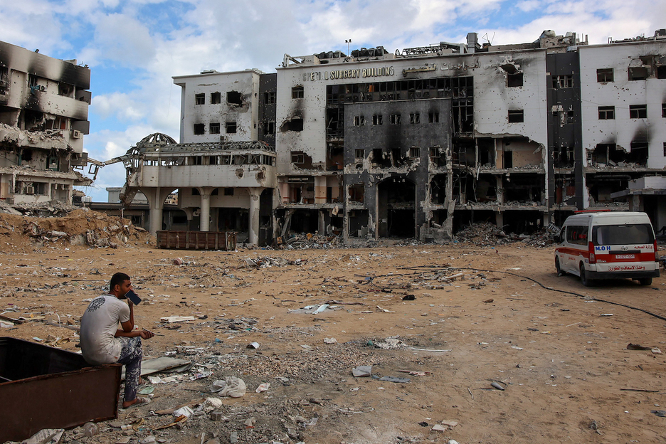 2024/09/17: El hospital Al Shifa era el mayor de Gaza. Estuvo en el blanco de los ataques de Israel desde el principio. Fue asediado del 18 de marzo al 1 de abril y quedó completamente destruido. En sus alrededores han ido apareciendo fosas comunes.