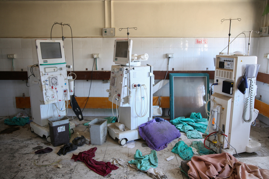 Según la Unrwa, 94 hospitales y centros de atención primaria no están operativos en la Franja. En la imagen, máquinas para la diálisis destrozadas en el hospital Al Shifa, en Ciudad de Gaza.