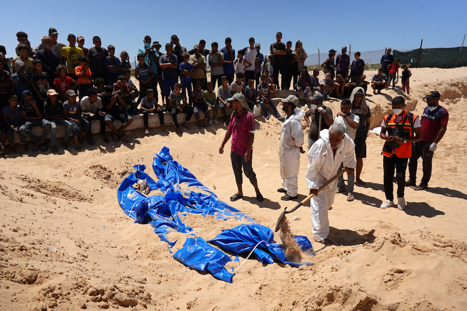 2024/08/05: Israel devolvió los cuerpos de más de 80 palestinos. El director del Servicio de Emergencia Civil dijo que no estaba claro si habían sido desenterrados de los cementerios por el Ejército o si eran de «detenidos torturados y asesinados».