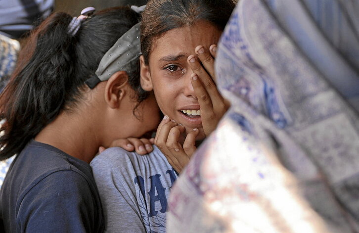 Niñas palestinas lloran y se consuelan tras un ataque de cazas israelíes contra un refugio en Falluja este septiembre. No cabe mirar para otro lado.