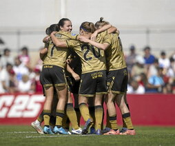 Las donostiarras celebran el gol de Vanegas.