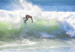 Orrialde honetako argazki nagusian, Sally Fitzgibbons eta Samuel Pupo txapeldunak, podiumean. Beste orrialdean, handian, Nadia Erostarbe; eta gainean, Sally Fitzgibbons (finalean) eta Ariane Ochoa.