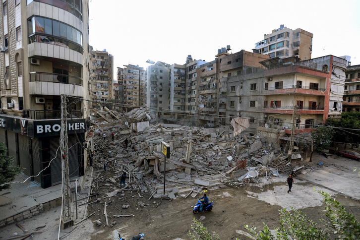 Edificio completamente derribado por la aviación israelí en el sur de Beirut. 