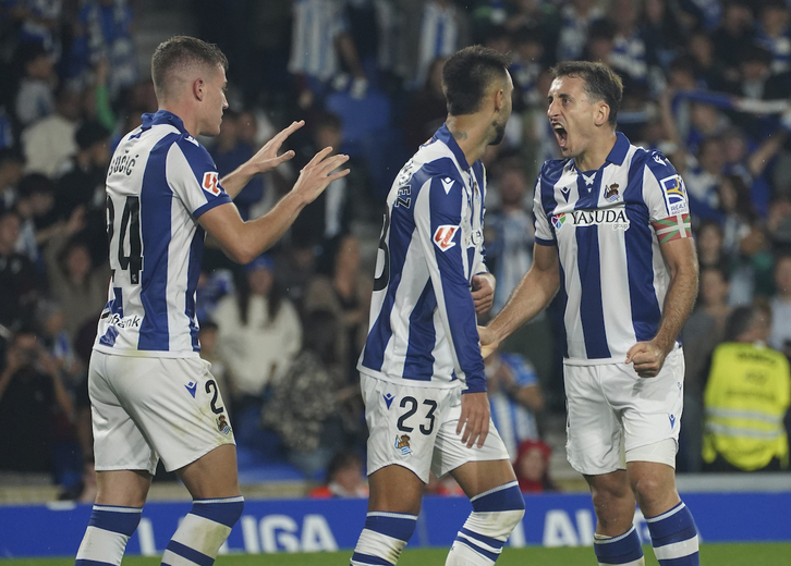 Sucic celebra con un exhultante Oyarzabal su gran gol en el tramo final del partido.