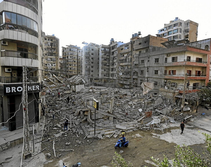 Edificio completamente derribado por la aviación israelí en el sur de Beirut.