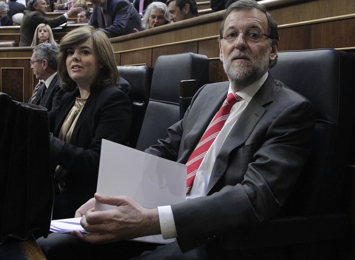 Sáenz de Santamaría, entonces ministra de Justicia, y Mariano Rajoy fueron los artífices de aquel truco legal. La imagen es de aquel año, 2014, en el Congreso.