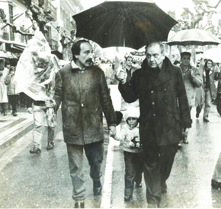 Txomin Ziluaga (izda.), junto a Santi Brouard, durante el homenaje a Mikel Goikoetxea 'Txapela' en Hondarribia en enero de 1984.