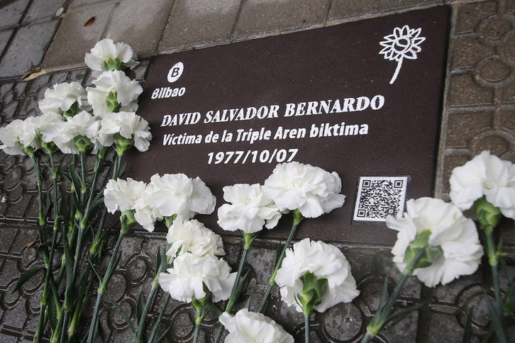 Memoriaren plaka jarri dute David Salvador jaio zen etxearen aurrean.