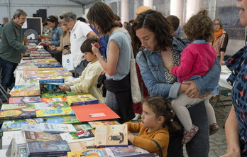 Imagen de la feria del libro Literaturia, celebrada en mayo pasado en Zarautz.