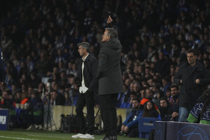 Luis Enrique da órdenes a sus jugadores del PSG en la vuelta de octavos de Champions en Anoeta.