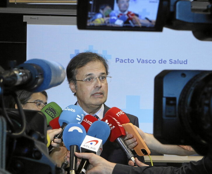 El consejero de Educación de Lakua, Alberto Martínez, se reunió ayer con medios de comunicación.