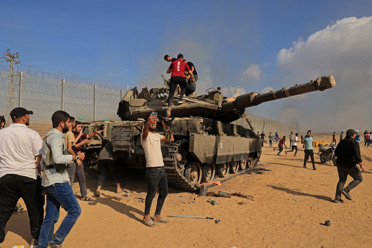 Palestinos sobre un tanque Merkava israelí el 7 de octubre de 2023.