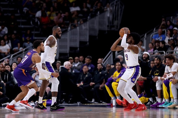 Bronny James lanza a canasta gracias al bloqueo y los ánimos de su padre, pero no encestó.