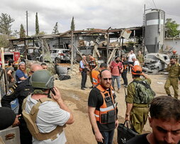 Lugar del impacto en Kfar Shabad, cerca de Tel Aviv, de un misil lanzado por Hamas.