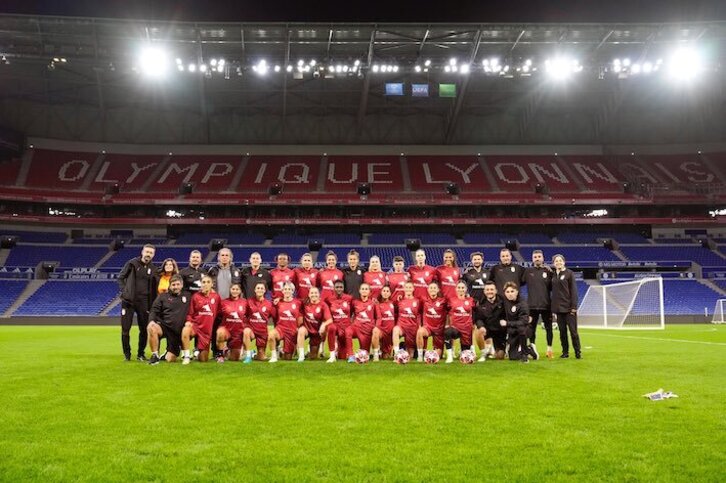 La plantilla del Galatasaray, un equipo que se creó hace apenas tres años, posa en el Groupama Stadium.