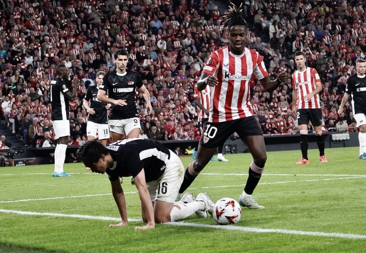 Nico Williams, durante el partido de Europa League contra el AZ Alkmaar.