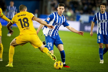 Panichelli disputa el balón con Oriol Romeu en el partido frente al Barça de la temporada 2023-2024. 