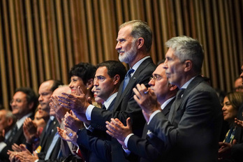 El lehendakari Pradales, el rey Felipe de Borbón y el ministro Grande-Marlaska, entre otros, en el acto de Gasteiz.