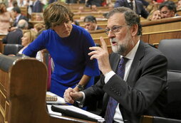 Soraya Sáenz de Santamaría, entonces ministra de Justicia, y Mariano Rajoy fueron los artífices de aquel truco legal. La imagen es de 2017, en el Congreso.