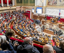 Barnier replica a Faure tras su defensa de la moción de censura.