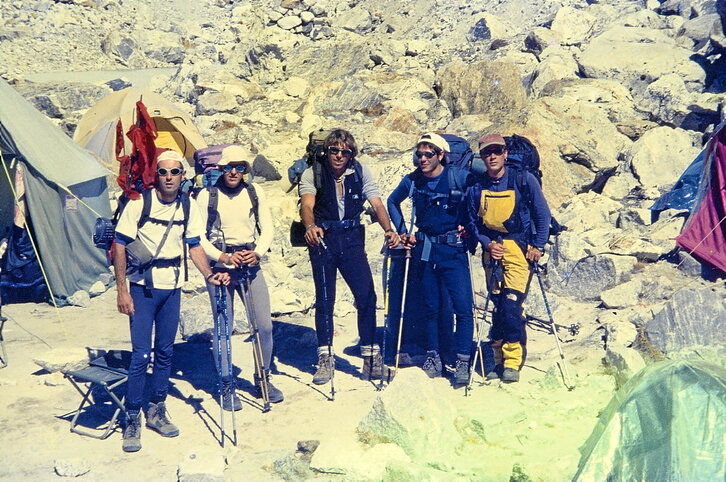 Pumori mendian elur-jausi batek harrapatuta hil zen boskotea: Beñat Arrue (Aizarna, 23 urte), Iñaki Aiertza (Aizarnazabal, 27), Aritz Artieda (Etxarri Aranatz, 23), Javi Arkauz (Lakuntza, 22) eta Cesar Nieto (Iruñea, 23).