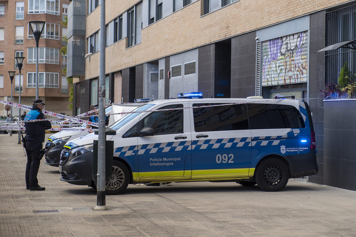 Efectivos de la Policía Municipal de Iruñea ante la bajera de Arrotxapea en la que se ha registrado el homicidio. 