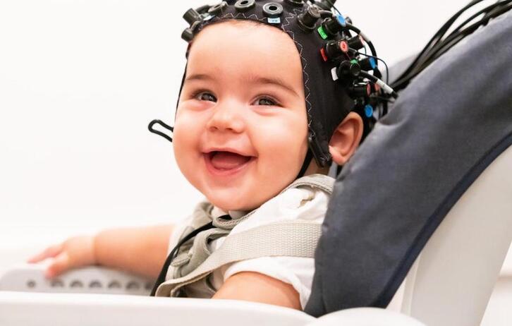 La actividad cerebral de los bebés ha sido medida mediante una técnica de neuroimagen en forma de gorro.