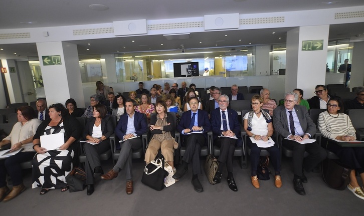 Asistentes a la segunda reunión del Pacto de Salud, hoy en Donostia.