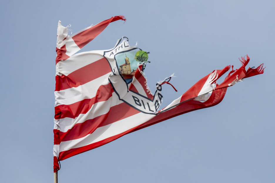 La bandera del Athletic también ha sufrido los fuertes vientos.