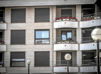 Cuanto más grandes sean las ventanas, más a gusto estaremos en casa. Pero si no están bien colocadas y no están fabricadas con los materiales más indicados, pueden suponer un quebradero de cabeza, sobre todo en invierno.