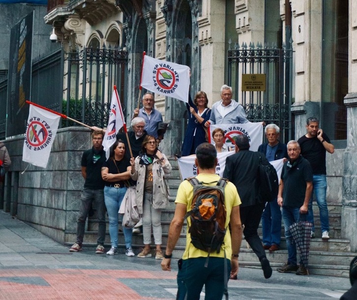 Movilización de los vecinos de Las Carreras frente a las Juntas de Bizkaia en Bilbo.