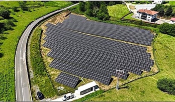 Imagen aérea de la planta solar fotovoltaica de Azpeitia, en el barrio de Urrestilla. 