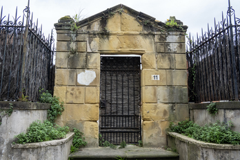 Restos del palacete Irurak Bat, en Getxo, que fue derribado de forma irregular.