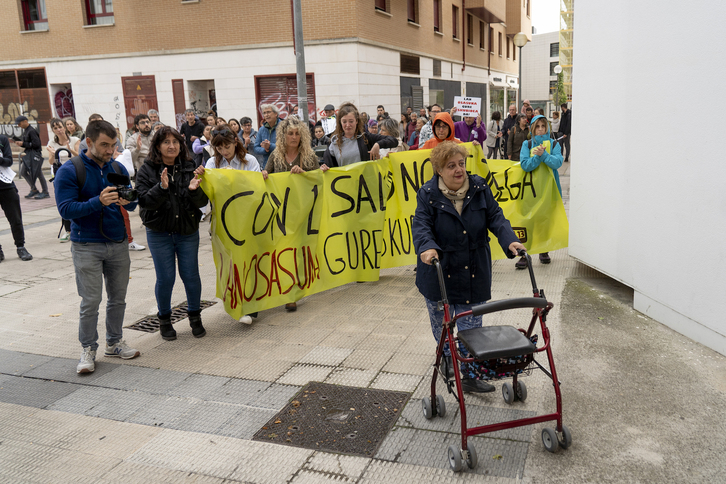 Concentración llevada a cabo este miércoles frente al colegio Patxi Larrainzar, en Arrotxapea, Iruñea.