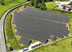 Imagen aérea de la planta solar fotovoltaica de Azpeitia, en el barrio de Urrestilla.