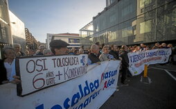 Plataformas en defensa de la sanidad pública se movilizaron en Donostia.