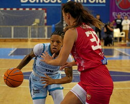 Delicia Washington, autora de 13 de sus 15 puntos en la primera mitad, protagonizó los mejores minutos de IDK Euskotren.