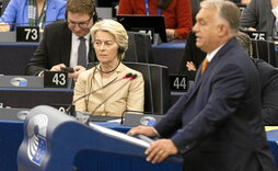 Ursula von der Leyen escucha con atención el discurso de Viktor Orban.