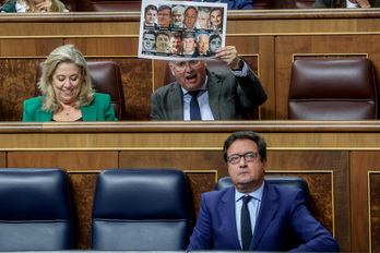 El diputado del PP Miguel Tellado exhibe las fotografías de los 12 integrantes del PSE a quienes ETA mató.