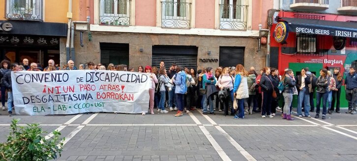 Concentración ante el Tribunal Laboral de Nafarroa para denunciar la paralización en la negociación del convenio de centros de discapacidad concertados.